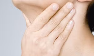 Nguyên nhân cổ họng thường bị khô vào ban đêm