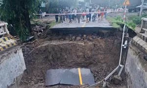 Sập mố cầu ở Gia Lai sau bão số 13 Kalmaegi, phong tỏa đường Trường Sơn Đông