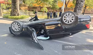 Ôtô đâm dải phân cách, lật ngửa bụng trên đường ở Hà Nội