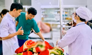 Xe công nông trôi xuống dốc, 13 HS bị thương, Bệnh viện Quảng Ngãi báo động đỏ cấp cứu