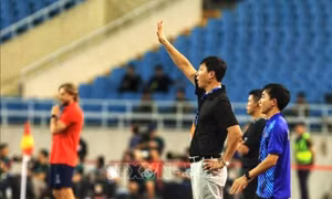 HLV Kim Sang-sik ‘vá’ hàng thủ tuyển Việt Nam