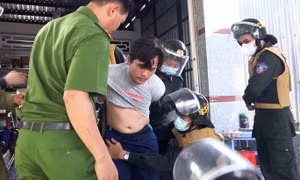 Đánh mẹ rồi đâm vào ngực cán bộ an ninh, thanh niên cố thủ trong nhà