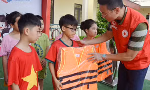 Khai mạc lớp học bơi miễn phí cho học sinh có hoàn cảnh khó khăn