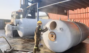 Giấu lô thuốc lá lậu số lượng lớn vào 2 bồn thép rỗng, sau đó hàn kín lại