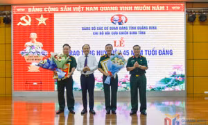 Chi bộ cơ quan Hội CCB tỉnh trao tặng Huy hiệu 45 năm tuổi Đảng