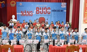 Trao tặng xe đạp cho học sinh vượt khó vươn lên