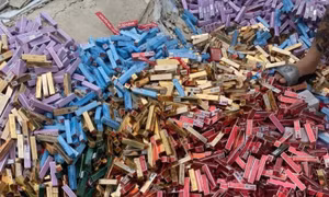 Đến lượt hàng nghìn thỏi son đổ đống ven đường Hà Nội