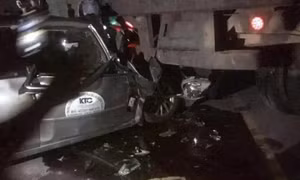 Xe con va chạm xe đầu kéo, 5 người trong gia đình thương vong