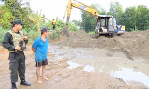 Bắt nhóm đối tượng khai thác cát trái phép trên sông Đồng Nai