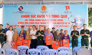 Khám bệnh, cấp phát thuốc miễn phí và tặng quà gia đình chính sách 