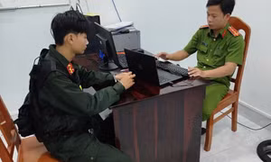 Thiếu niên 16 tuổi giả danh cảnh sát, chặn xe người đi đường để cưỡng đoạt tiền