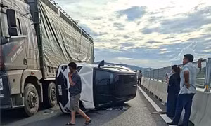 Va chạm với xe tải, xe con lật nghiêng trên cao tốc