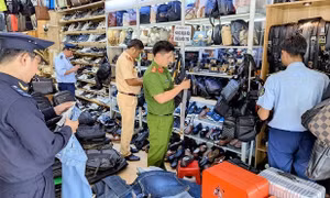 Thủ tướng yêu cầu tiếp tục đẩy mạnh cao điểm ngăn chặn buôn lậu, hàng giả