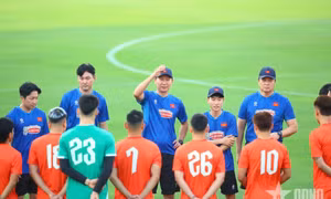 Chờ tài ứng biến của huấn luyện viên Kim Sang-sik