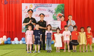 Chỉ huy trưởng Bộ CHQS tỉnh Quảng Ninh thăm, tặng quà các cháu thiếu nhi huyện Cô Tô