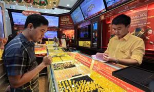 Giá vàng nhẫn giảm 200.000 đồng, tỷ giá USD tại ngân hàng thương mại đi lên