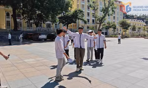 Đề thi Ngữ văn đậm tính thời sự với chủ đề "Vùng trời quê hương nào cũng là bầu trời Tổ quốc"