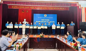 Tuyên dương tập thể có thành tích trong Tháng Công nhân