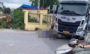 Hà Nội: Va chạm với ô tô tải, cô gái đi xe máy tử vong