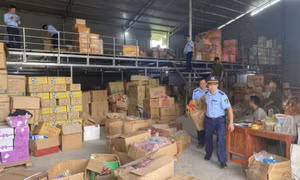 Đột kích kho hàng lậu 34.000 sản phẩm, phát hiện chân gà, xúc xích thối rữa