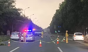 Nghi vấn nam tài xế đi xe máy ngược chiều cao tốc ở Hà Nội, đâm ô tô tải tử vong