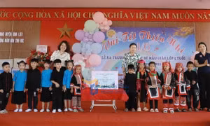 Phó Chủ tịch Thường trực HĐND tỉnh Vi Ngọc Bích tặng quà thiếu nhi Trường Mầm non Tình Húc