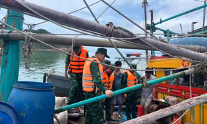 Đồn Biên phòng Thanh Lân kịp thời cứu tàu cá gặp nạn trên biển