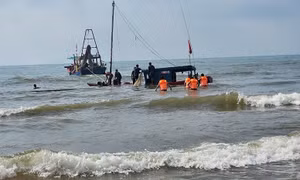 Thanh Hóa kịp thời cứu hộ tàu cá trôi dạt trên biển 