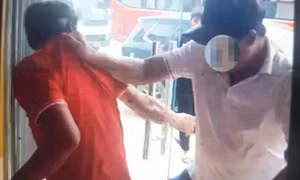 Nhiều cảnh sát ập vào văn phòng công chứng ở Bình Dương bắt nhóm nghi lừa đảo