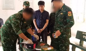 Long An bắt đối tượng tàng trữ ma túy và 2 khẩu súng