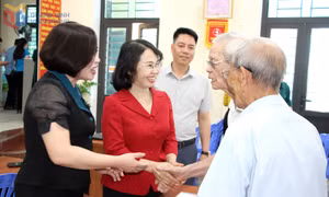 Đồng chí Phó Bí thư Thường trực Tỉnh ủy dự sinh hoạt chi bộ khu phố 2A, phường Cẩm Trung