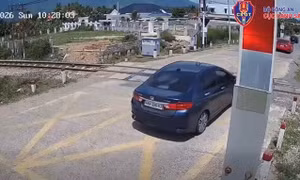 Xử phạt nữ tài xế ô tô vượt đường ngang khi đèn đỏ