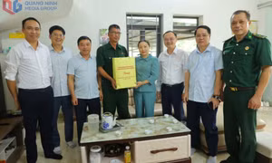 Trưởng Ban Tổ chức Tỉnh ủy Vi Ngọc Bích thăm, tặng quà người có công 