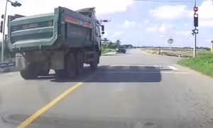 Xe đầu kéo lao qua đèn đỏ như chốn không người, tài xế bị phạt 20 triệu đồng