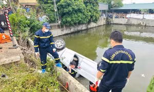 Ô tô lao xuống ao nhà dân ở Thanh Hóa, tài xế tử nạn trong xe