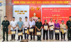 Đồn BPCK Cảng Vạn Gia tặng quà tri ân người có công tại xã Vĩnh Thực