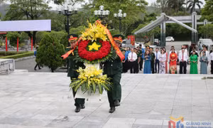 Phường Móng Cái 1 dâng hoa tại Khu di tích Nhà lưu niệm Bác Hồ