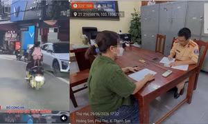 Điều khiển mô tô chở cháu bé đứng trên yên xe, nữ tài xế bị xử lý nghiêm