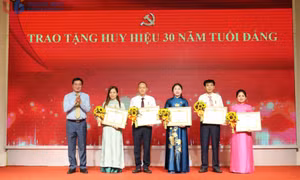 Đảng bộ Công ty Tuyển than Cửa Ông trao Huy hiệu 30 năm tuổi Đảng, triển khai nhiệm vụ 6 tháng cuối năm 2026