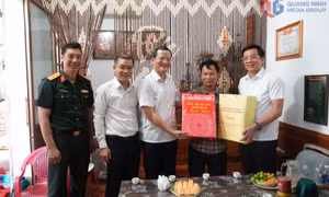 Đồng chí Chủ nhiệm Uỷ ban Kiểm tra Tỉnh uỷ thăm, tặng quà thân nhân liệt sĩ tại phường Hoàng Quế