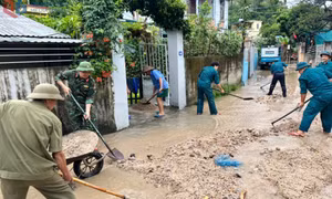 Ban CHQS phường Hà Lầm kịp thời hỗ trợ nhân dân khắc phục sạt lở đất