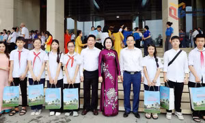 Quảng Ninh: 8 học sinh mồ côi được biểu dương tại chương trình "Hoa dâng Bác"