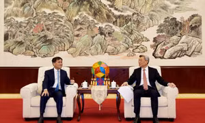 Chủ tịch UBND tỉnh Bùi Văn Khắng chào xã giao Chủ tịch Ủy ban Chính hiệp tỉnh Quảng Tây