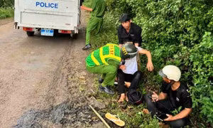 Bị áo khoác cuốn vào bánh xe, hai thanh niên bị tai nạn thương tích