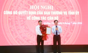 Trao quyết định của Ban Thường vụ Tỉnh ủy về công tác cán bộ