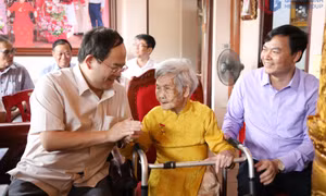 Bí thư Tỉnh ủy Quản Minh Cường thăm, tặng quà Mẹ Việt Nam Anh hùng, thương binh, người có công