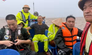 Kịp thời cứu sống 3 thuyền viên trên tàu bị chìm giữa vùng biển Mũi Ngọc