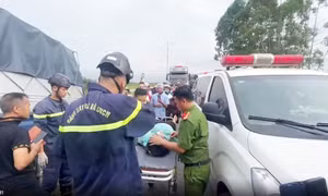 Công an Bắc Ninh kịp thời giải cứu 2 nạn nhân mắc kẹt sau tai nạn giao thông