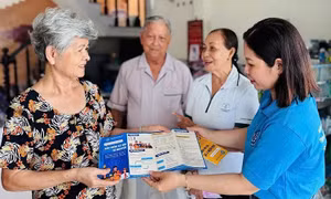 Bảo đảm chi trả lương hưu, trợ cấp bảo hiểm xã hội, trợ cấp hằng tháng trực tiếp tại nhà cho người già yếu 