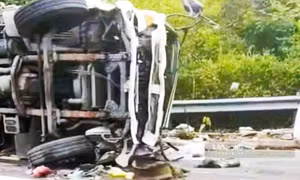 Xe tải lật trên đèo Cù Hin, đường từ sân bay Cam Ranh về Nha Trang ách tắc một chiều